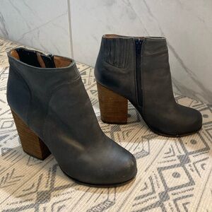 Jeffrey Campbell Hanger Ankle Booties charcoal gray Leather Stacked Heels Sz 8